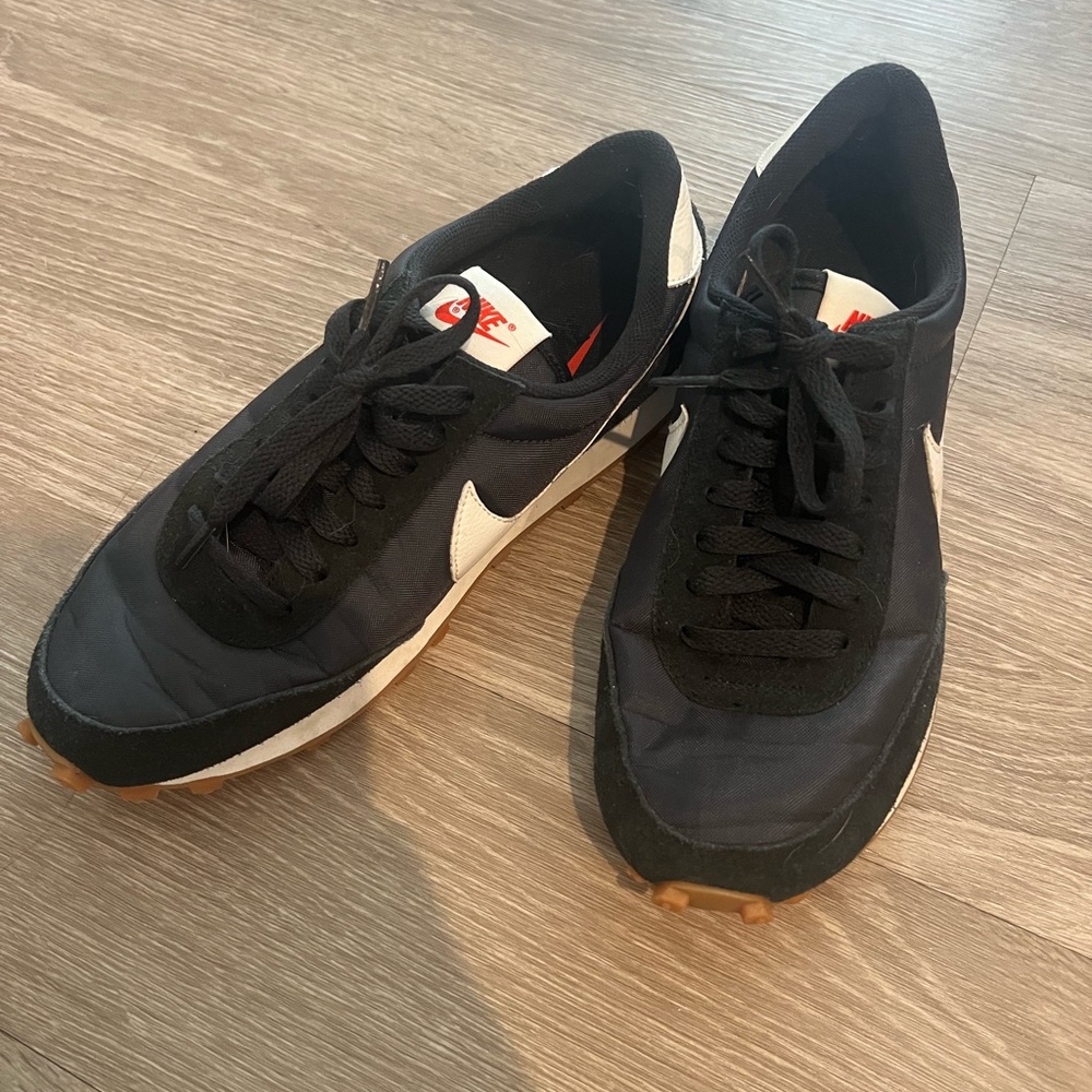 Black Nike shoes size 8